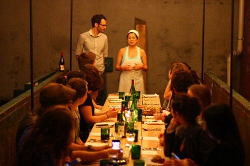 花50美元在垃圾桶中吃饭,为倡导人们不要浪费食物--置顶表情