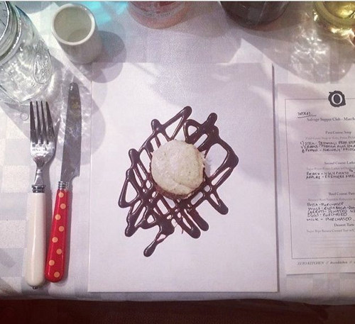 花50美元在垃圾桶中吃饭,为倡导人们不要浪费食物--置顶表情